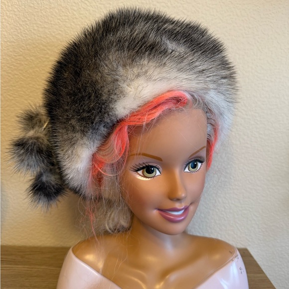 Luxurious Mink Fur Hat with Pom Poms - Picture 4 of 8